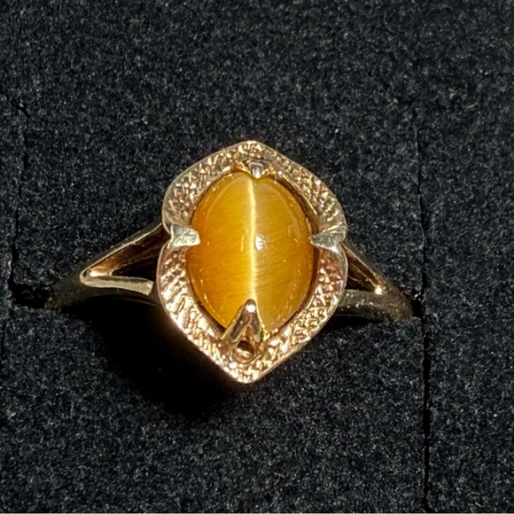 Vintage 10KY Featuring an Oval Honey Colored Cats Eye Gemstone Ring - Picture 2 of 3